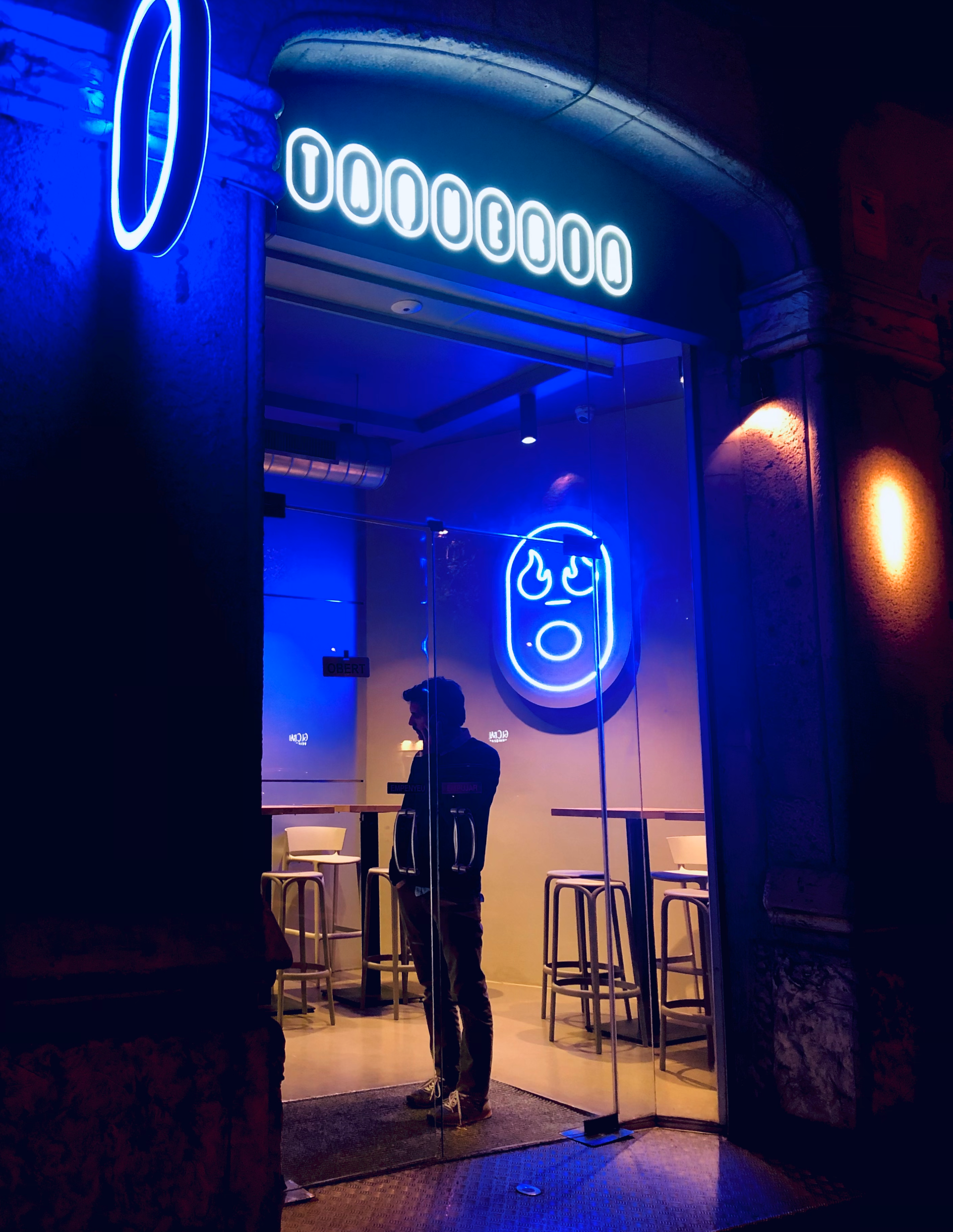 <span><span>Fotograf&iacute;a del restaurante de tacos XUBA, durante el d&iacute;a, donde se puede ver un trabajador y la imagen corporativa. Dise&ntilde;ado por el estudio esiete de branding y comunicaci&oacute;n.</span></span>
